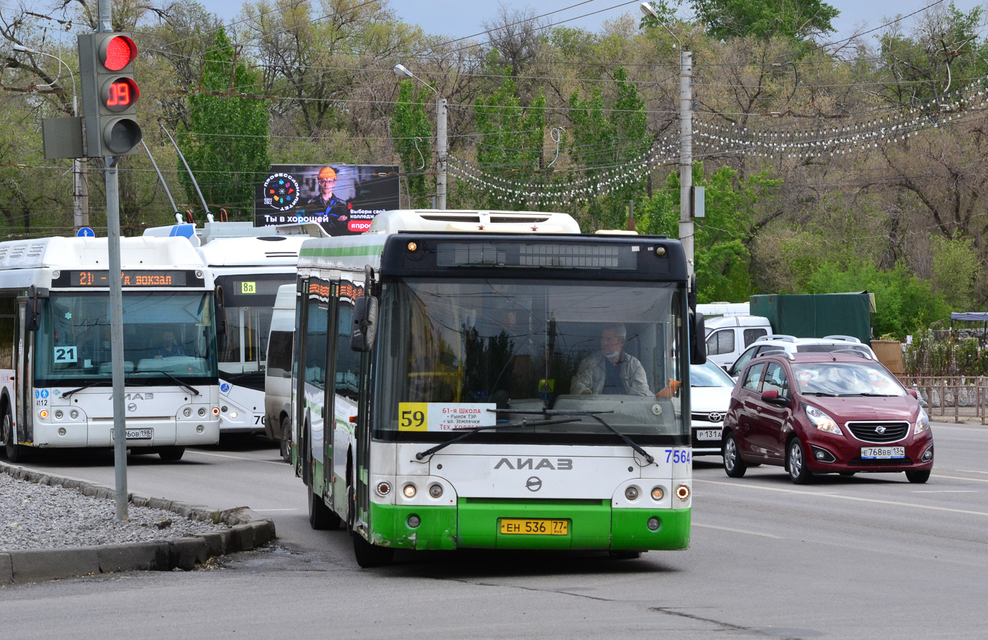 ЛиАЗ-5292.67 (CNG) № 4112 (Р 596 ОВ 198); ЛиАЗ-5292.22 (2-2-2) № 7564 (EH 536 77)