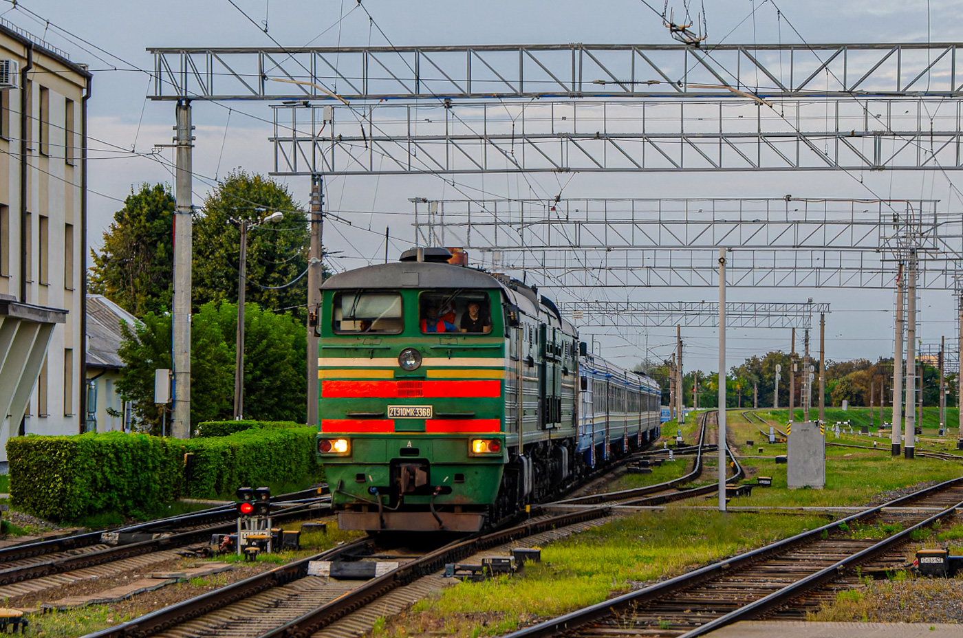 2ТЭ10МК-3368; ДР1А-320