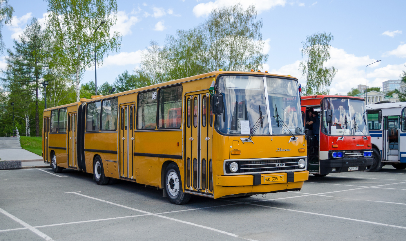Ikarus 280.02 № АК 305 74; lkarus 256.74 № У 206 ТР 86
