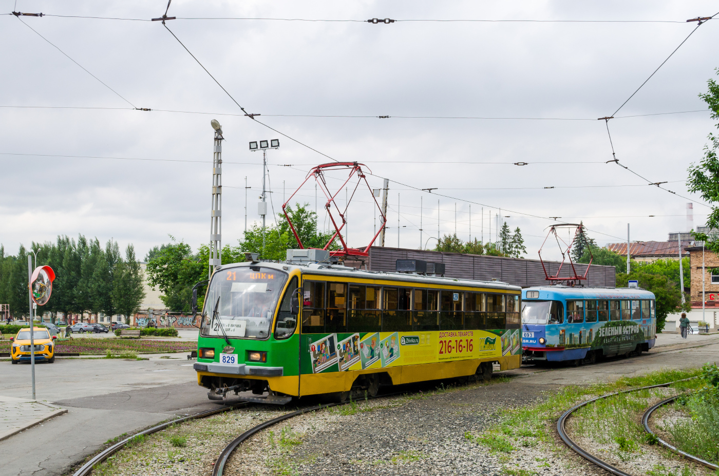 71-405 № 829; Tatra T3SU № 693