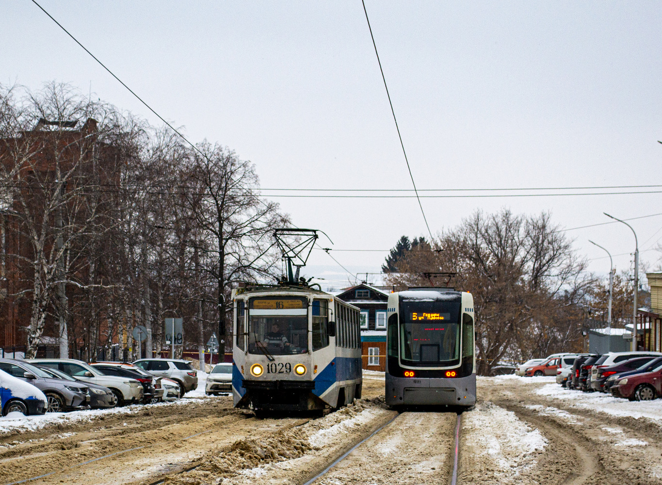 71-608КМ № 1029; 71-414 (Pesa Fokstrot) № 1221