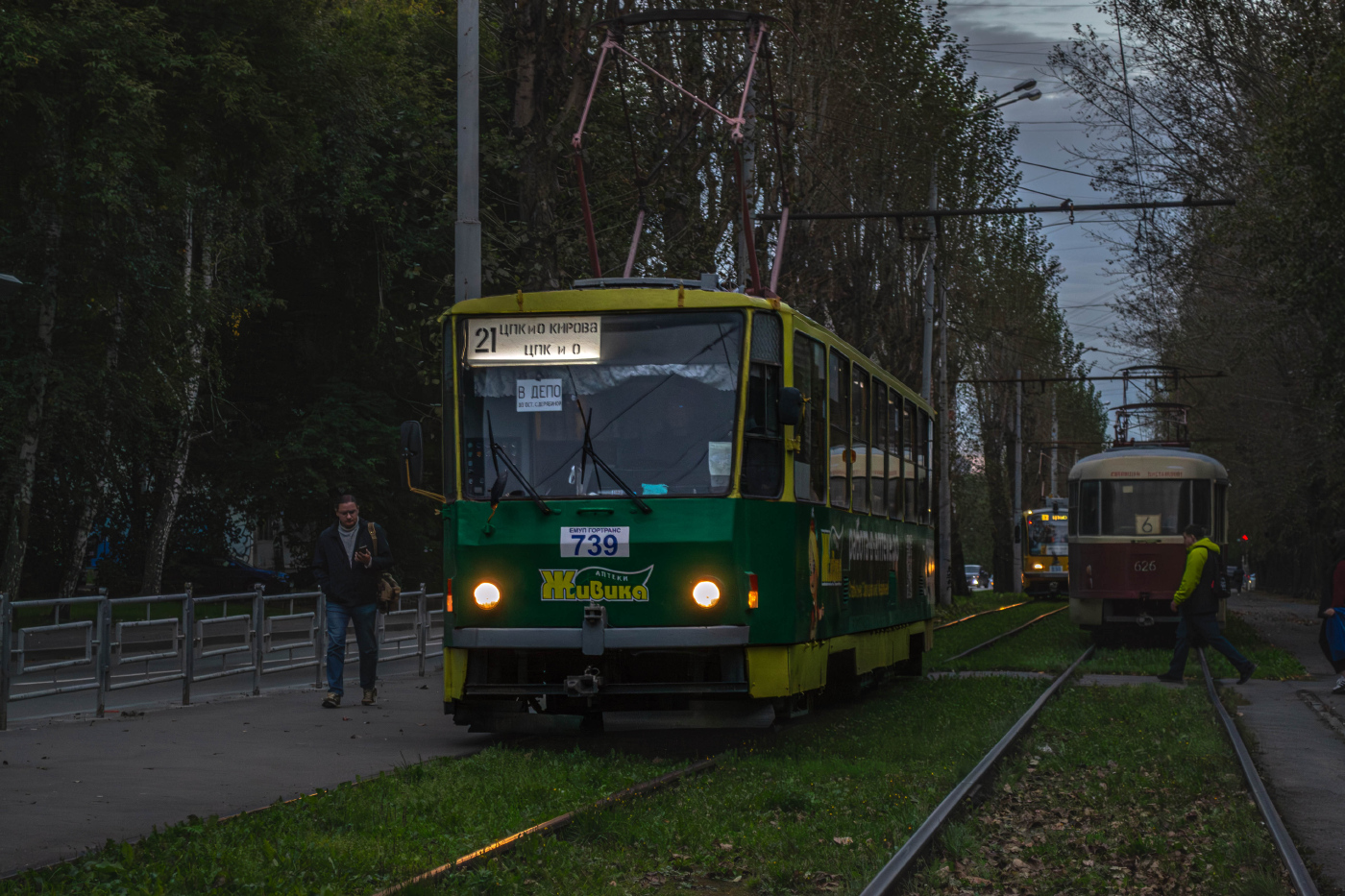 Tatra T6B5SU	№739; Tatra T3SU (двухдверная) №626; 71-405 №830