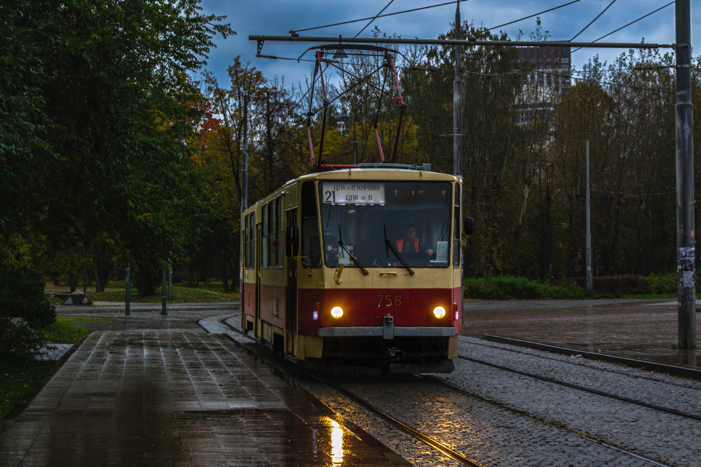 Tatra T6B5SU №758