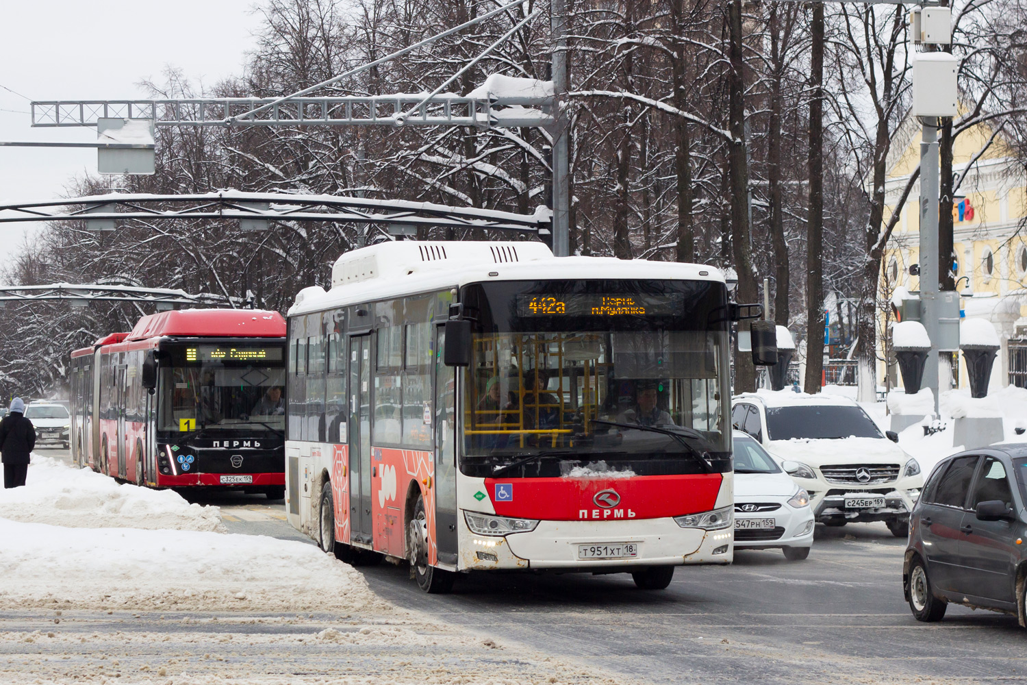 ЛиАЗ-6213.67 № С 325 ЕК 159; King Long XMQ6106G № Т 951 ХТ 18