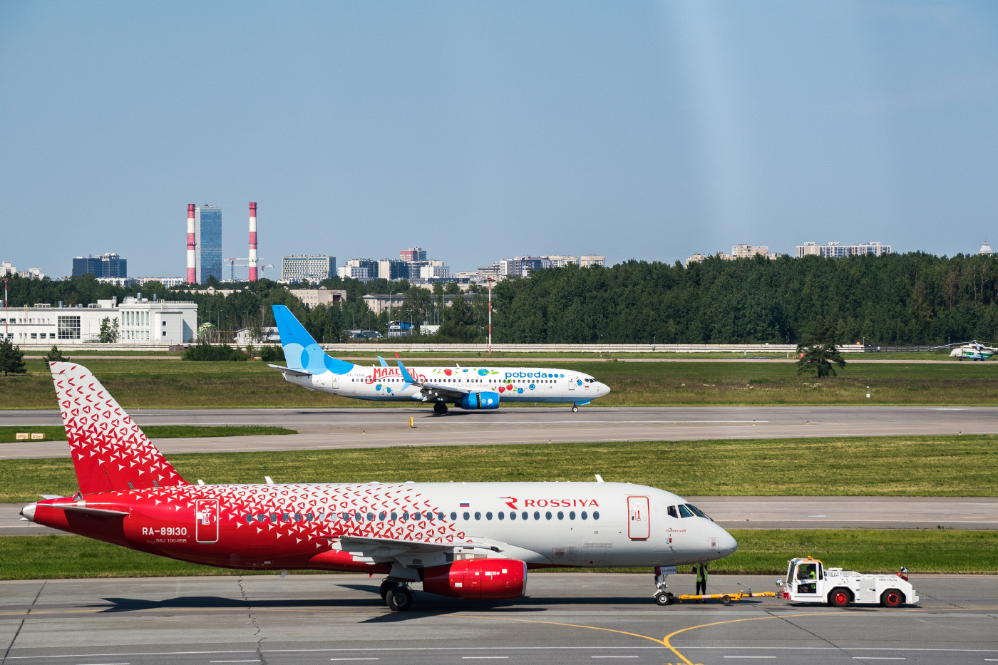 Boeing 737-800  RA-73309; Sukhoi Superjet 100-95  RA-89130