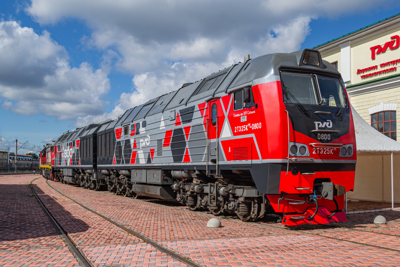 ТЭМ18ДМ-2274; 2ТЭ25КМ-0800