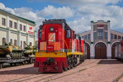 ТЭМ18ДМ-2274; 2ТЭ25КМ-0800
