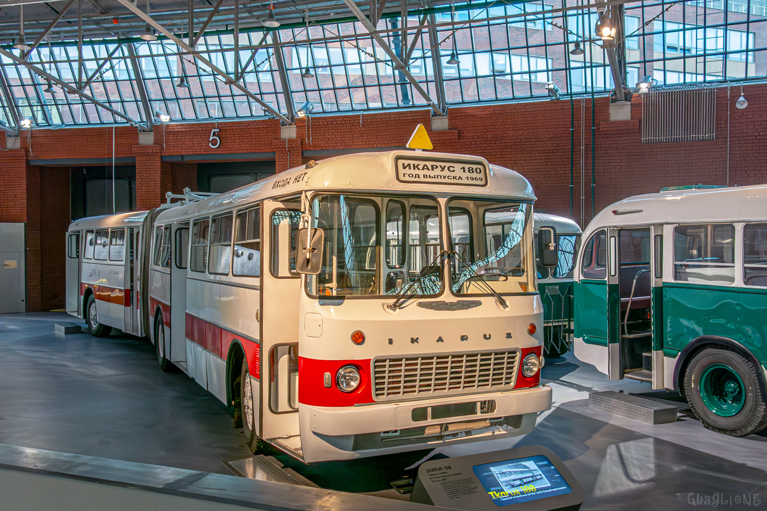 Ikarus 180 № 011