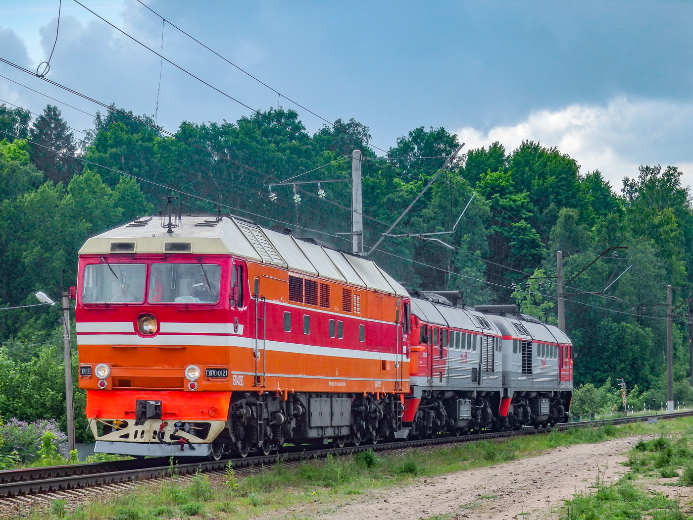 ТЭП70-0121; 2М62-0886