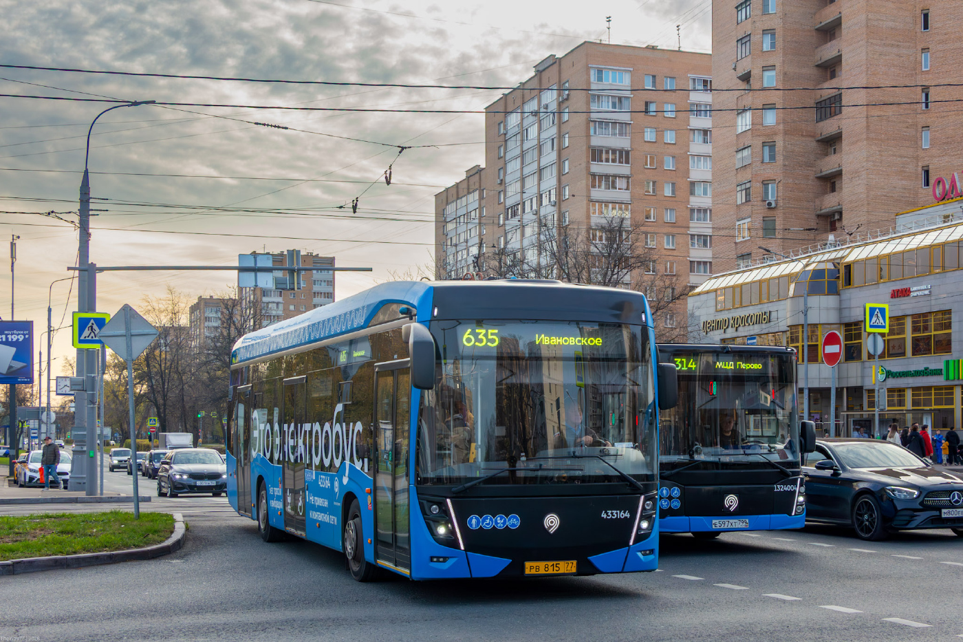 КАМАЗ-6282 № 433164 (РВ 815 77); ЛиАЗ-5292.65 № 1324004 (Е 597 ХТ 799)
